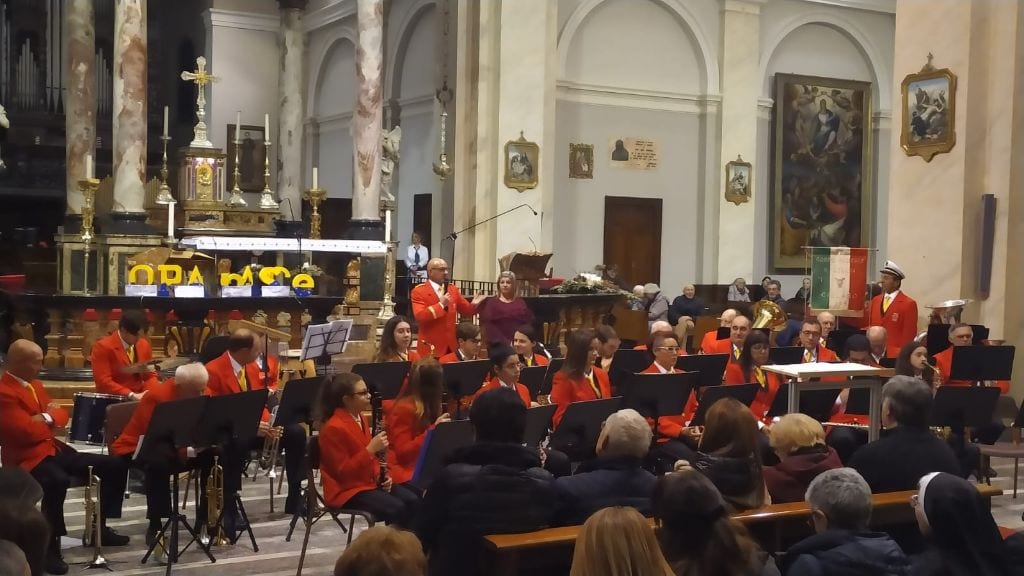 Il Natale musicato dalle banda e voci bianche delle elementari conquista Cislago