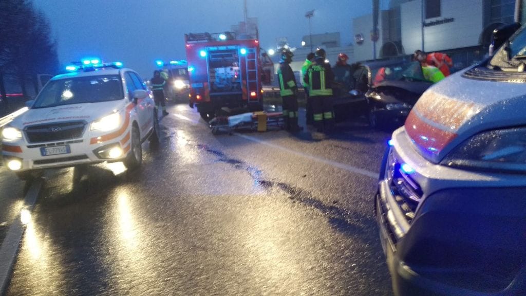 Frontale in viale Lombardia: 3 feriti, un incastrato liberato dai pompieri. Traffico in tilt
