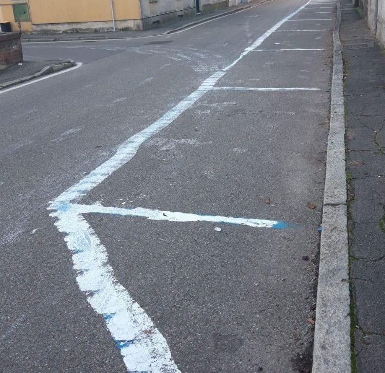 Saronno, raid contro i parcheggi a pagamento: le strisce blu diventano bianche dietro al Municipio