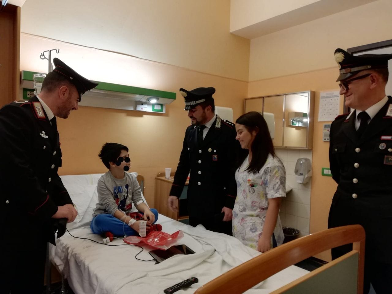 Carabinieri in visita alla Pediatria di Saronno: portano sorriso ai bimbi ricoverati