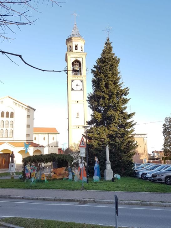Uboldo, presepe gigante e albero di Natale in piazza Conciliazione