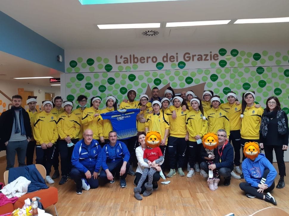 I giovani calciatori dell’Ardor Lazzate in vista alla Pediatria dell’ospedale di Monza