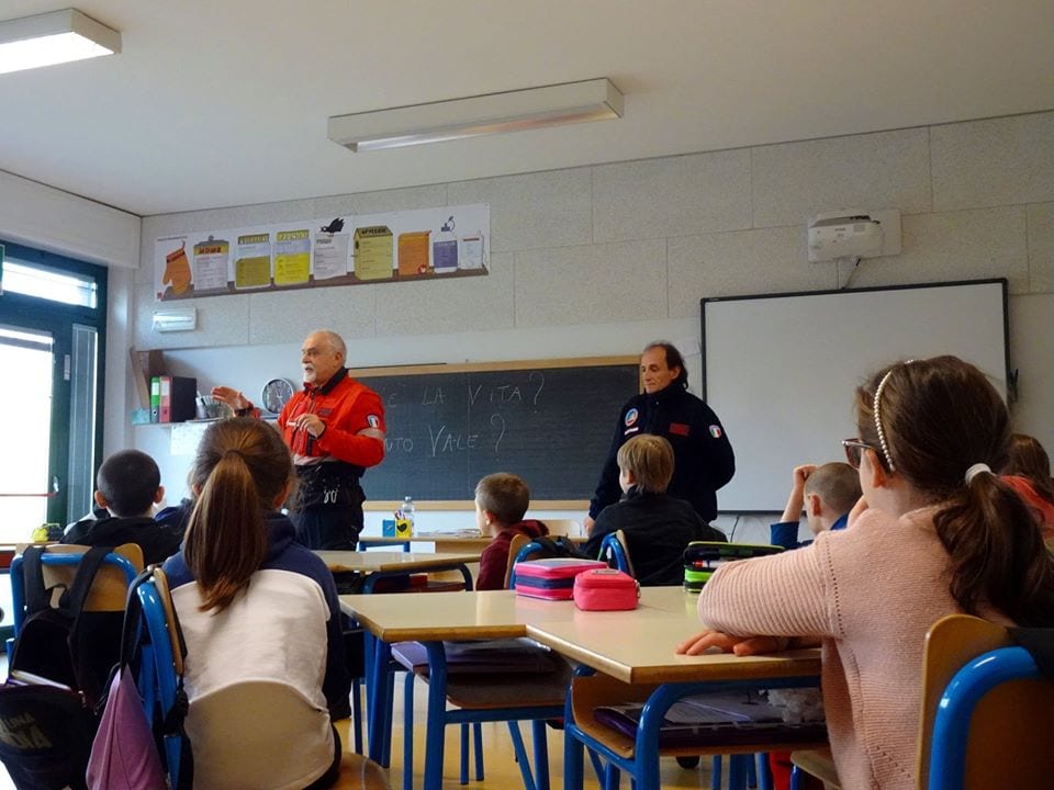Caronno Pertusella, i carabinieri diventano insegnanti alla scuola Pascoli