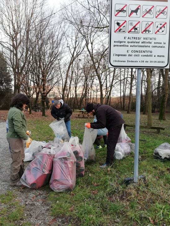 Sporcaccioni al fontanile di Gerenzano, volontari e cittadini riprovano a pulire