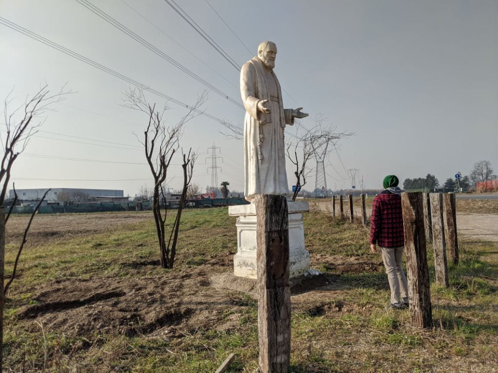 Rovello Porro: grande statua di Padre Pio è comparsa nella campagna