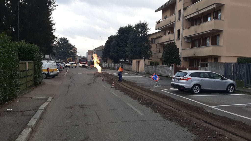 Fiammata in strada: urtato cavo del gas metano durante i lavori