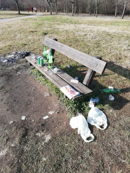 Festini e picnic nel parco Lura: restano ceneri e rifiuti