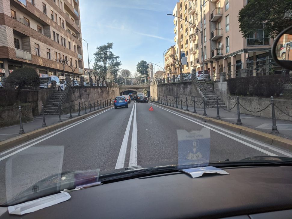 Ciclista investito nel sottopasso di via I maggio a Saronno, traffico in tilt
