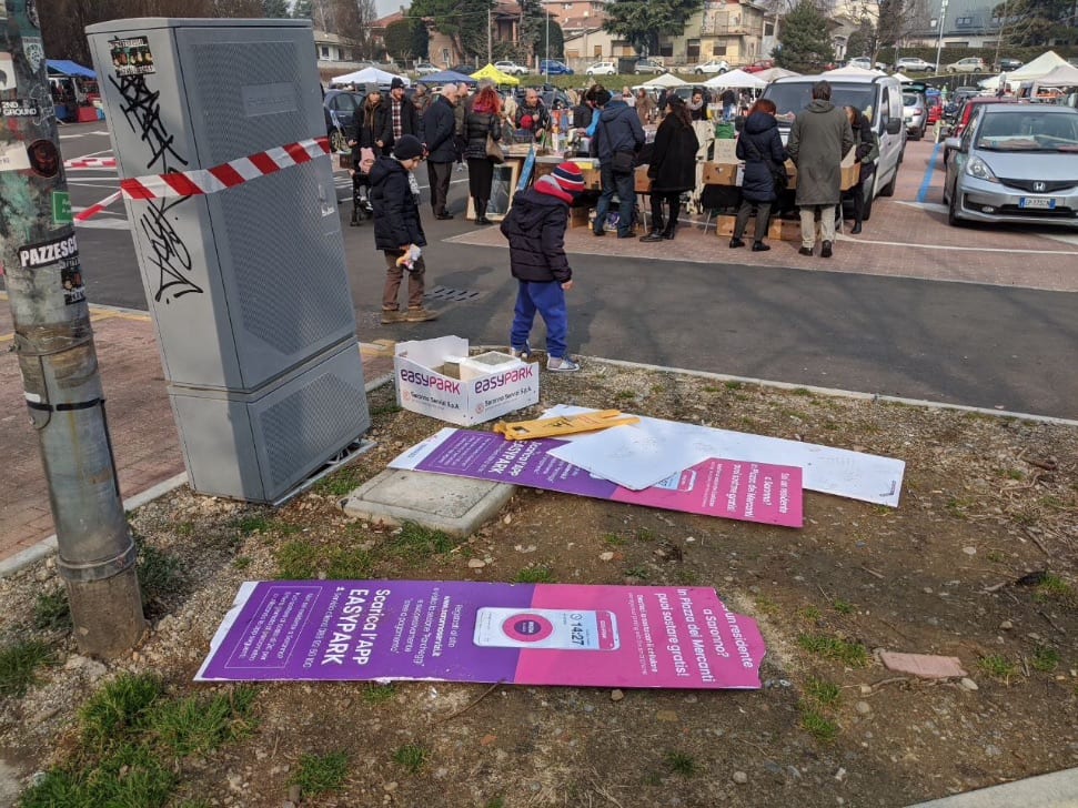 Raid vandalico in piazza dei Mercanti: distrutti totem e colonnine per la ricarica delle auto elettriche