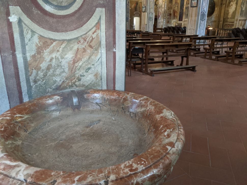 Coronavirus, niente acqua santa nelle chiese di Saronno