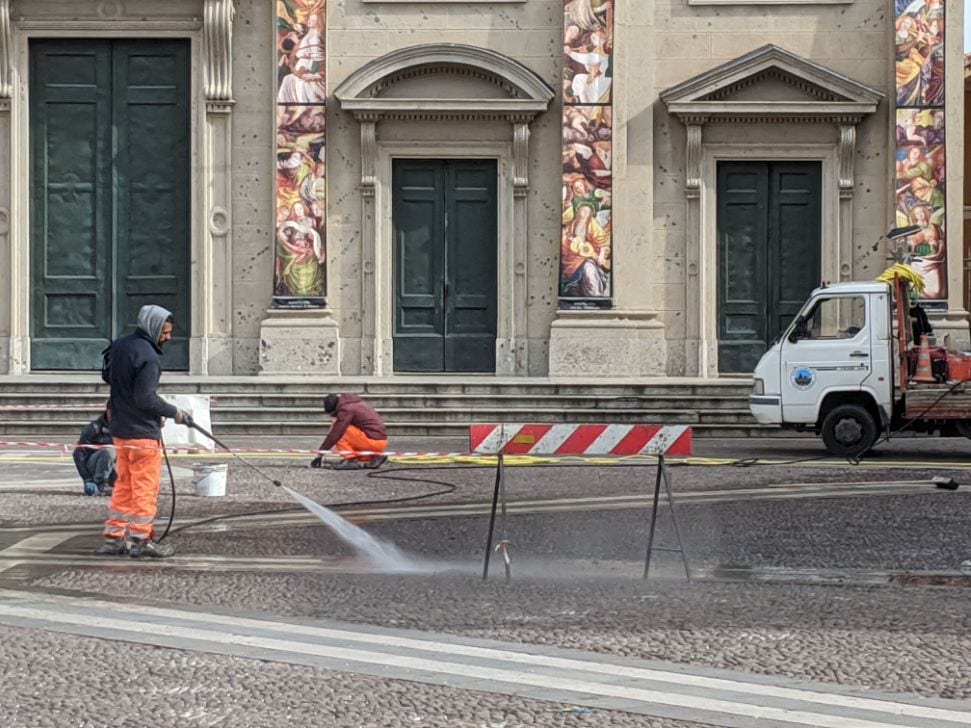 Saronno: lavori in corso in piazza Libertà, sistemata la pavimentazione