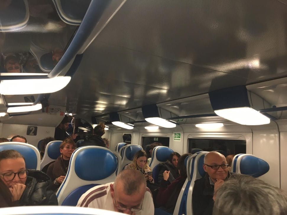 Pendolari bloccati su Milano-Saronno: “Fermi dopo brusca frenata, senza informazioni”