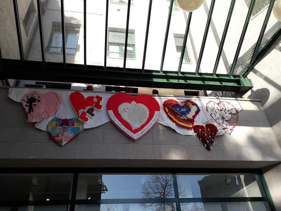 San Valentino: installazione con riflessione in piazzetta Schuster
