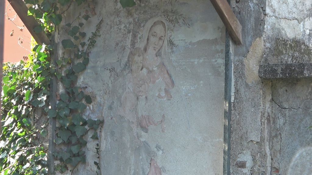 L’edicola della Madonna dell’Albero sta sparendo. Appello per recuperarla