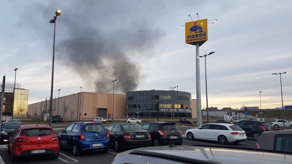 Maxi colonna di fumo tra Saronno e Gerenzano: auto in fiamme in A9