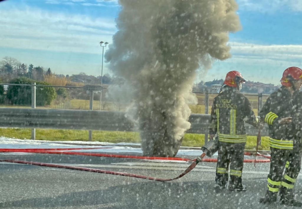 Colonna di fumo in autostrada… ancora colpa dell’incendio scoppiato alle 8