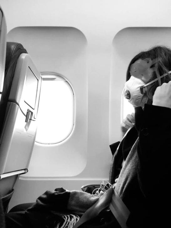 Coronavirus, viaggiatori con le mascherine nell’aereo di Candiani: “Restiamo razionali”