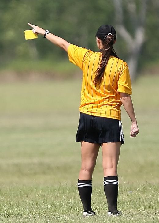 Calcio femminile: ragazza arbitro di 16 anni dell’Aia di Saronno aggredita a Meda