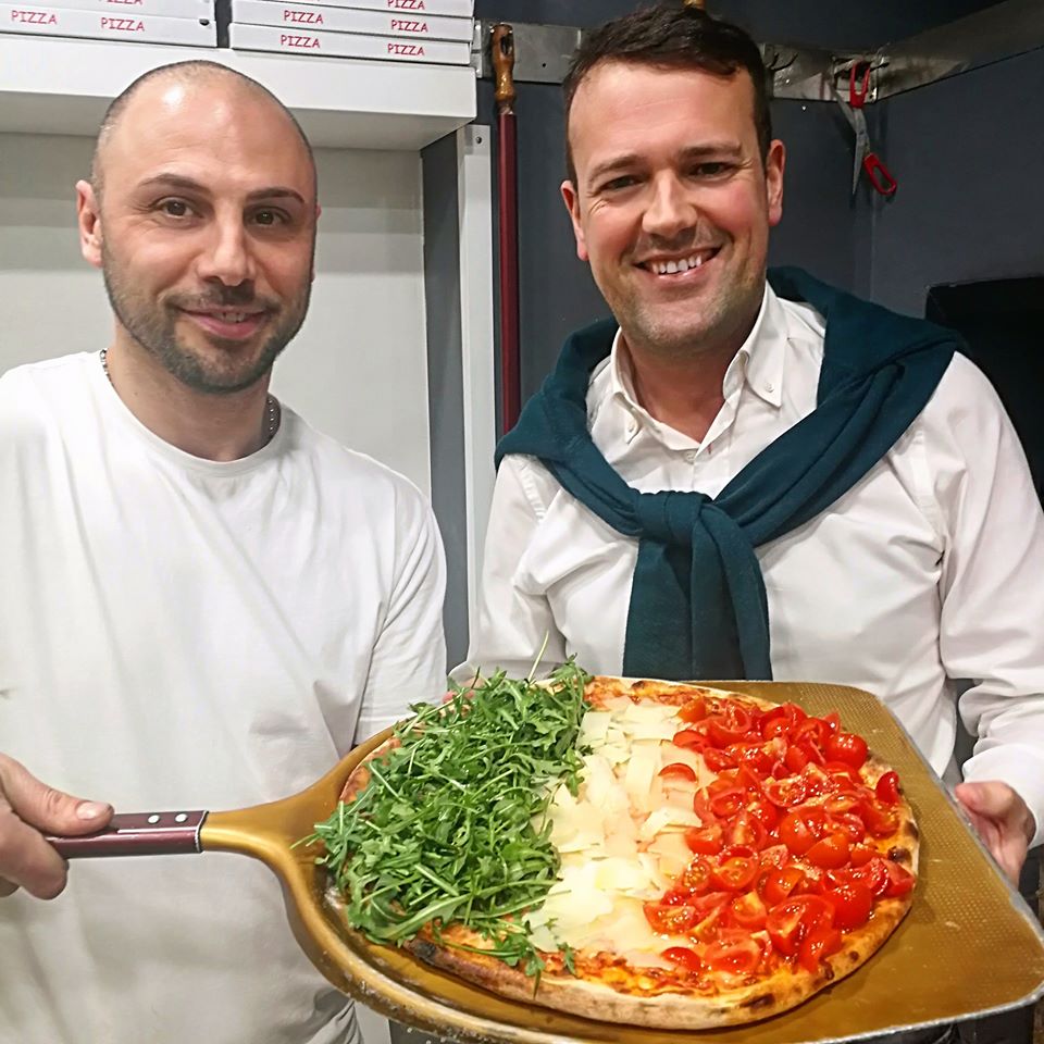Alla pizza al Coronavirus della tv francese Dante risponde con quella tricolore