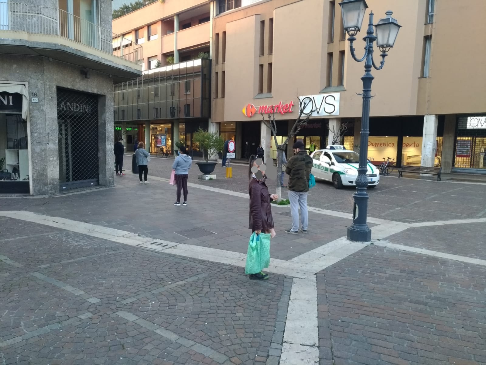 Coronavirus, in giro per Saronno solo per la spesa: la coda al Carrefour arriva in piazza