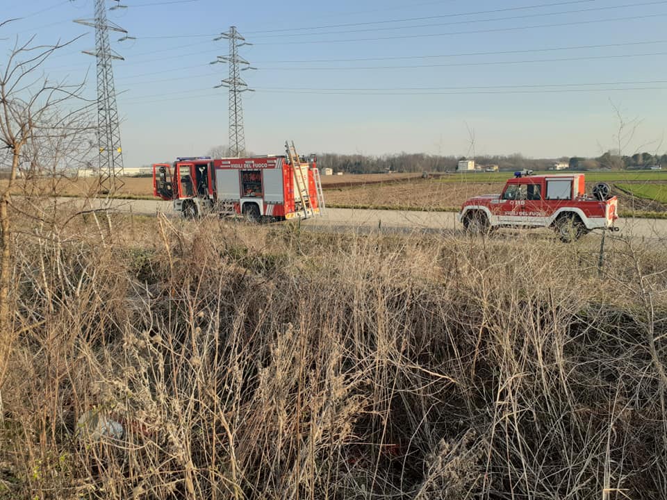 Ancora un incendio nelle campagne: pompieri fra Gerenzano e Turate
