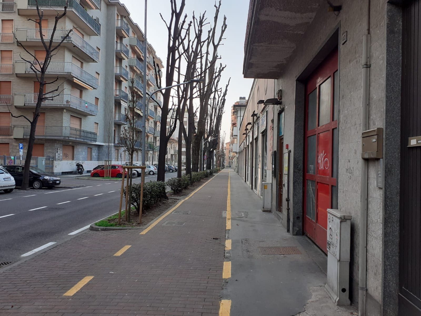 Coronavirus, mercoledì a Saronno: il mercato dei pochi, le strade fantasma della periferia