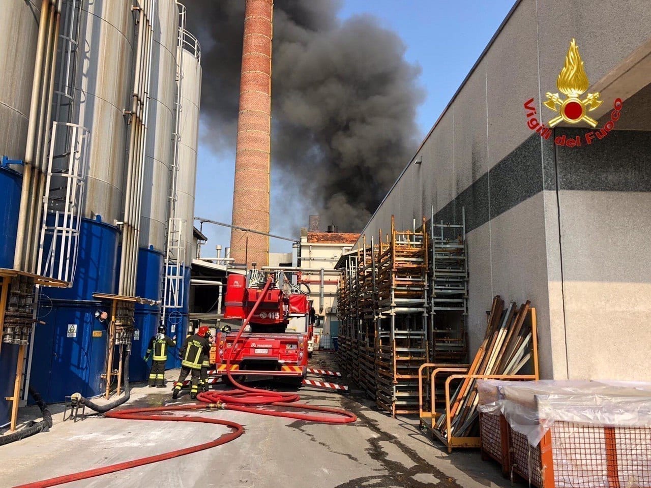 Incendio di sabato a Gallarate, Arpa e assessore Cattaneo confermano: “Nessuna nube tossica”