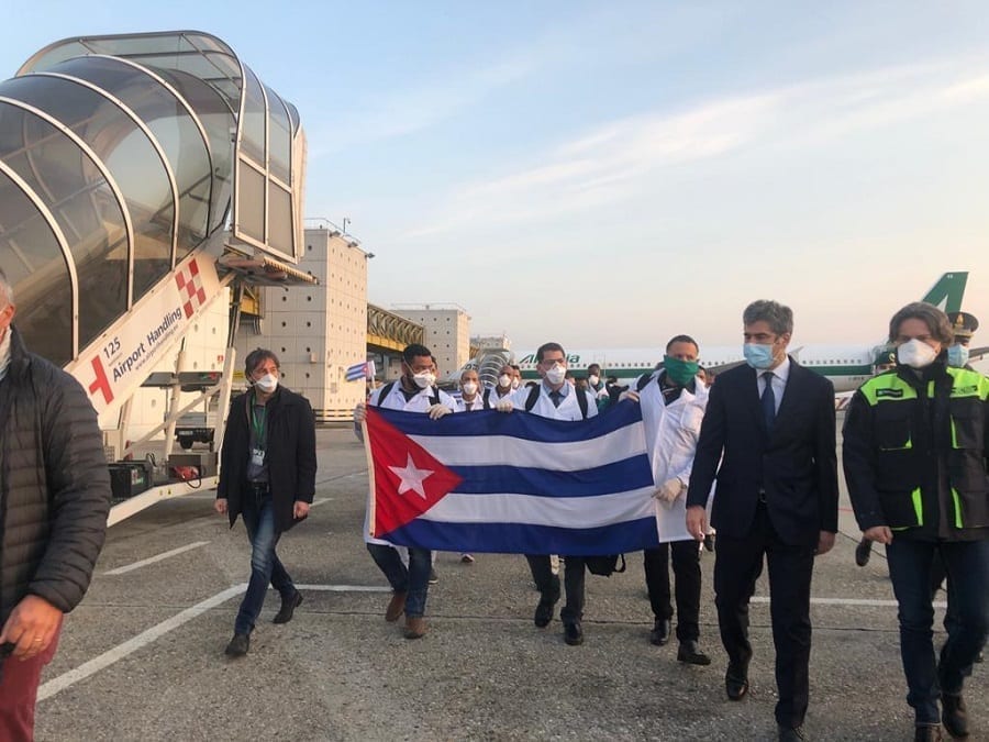 Coronavirus, a Malpensa 52 medici cubani, vicepresidente Sala: “Aiuto prezioso per chi è in prima linea”