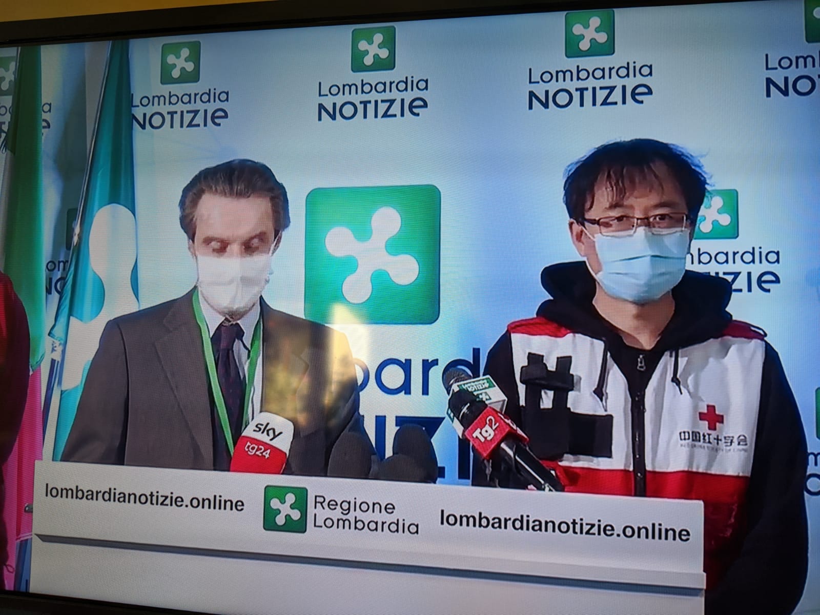 Coronavirus, Fontana e presidente Cri cinese (con mascherina): “Chiudere tutto!”
