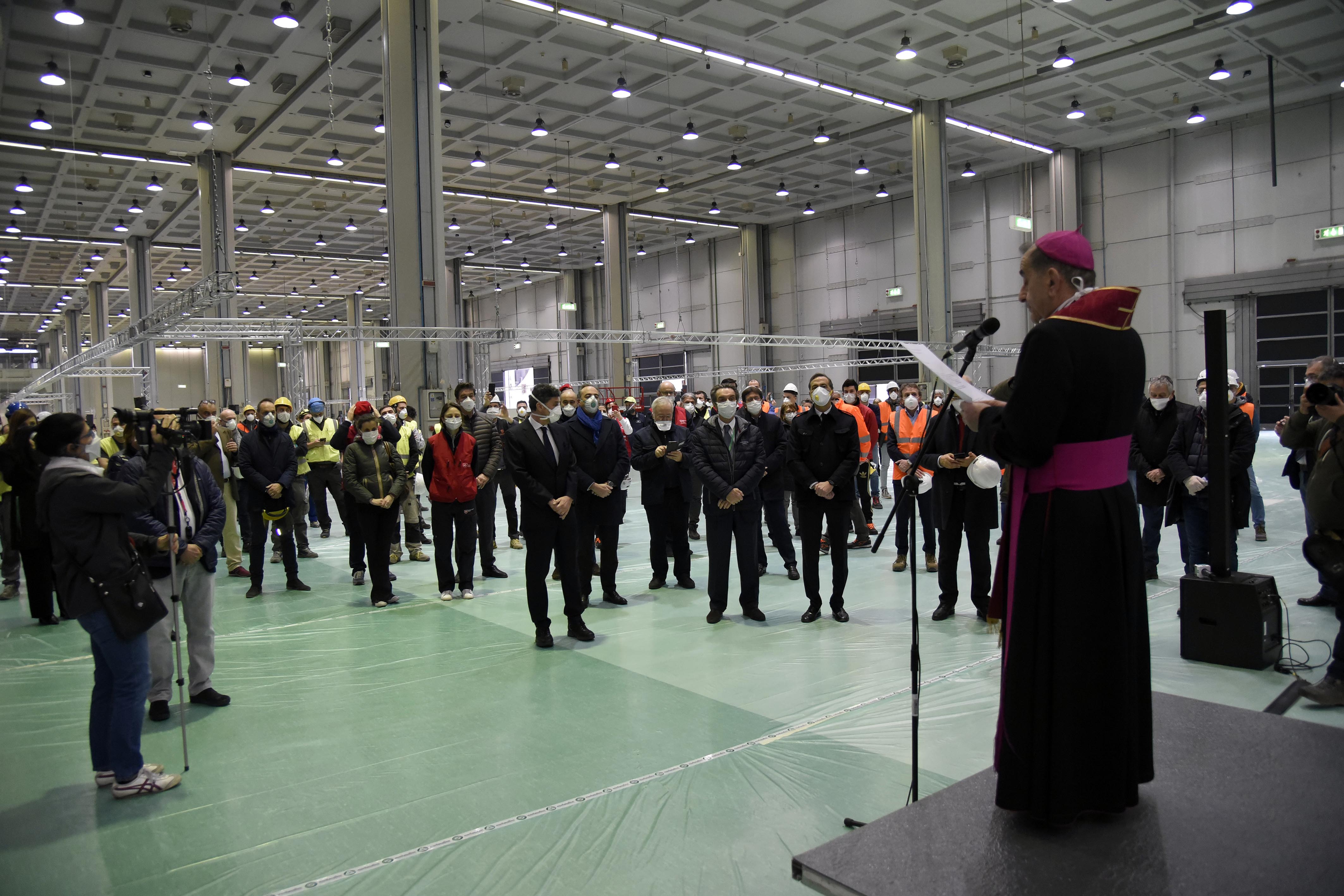 Coronavirus, l’arcivescovo Delpini ha benedetto il nuovo ospedale in Fiera a Milano