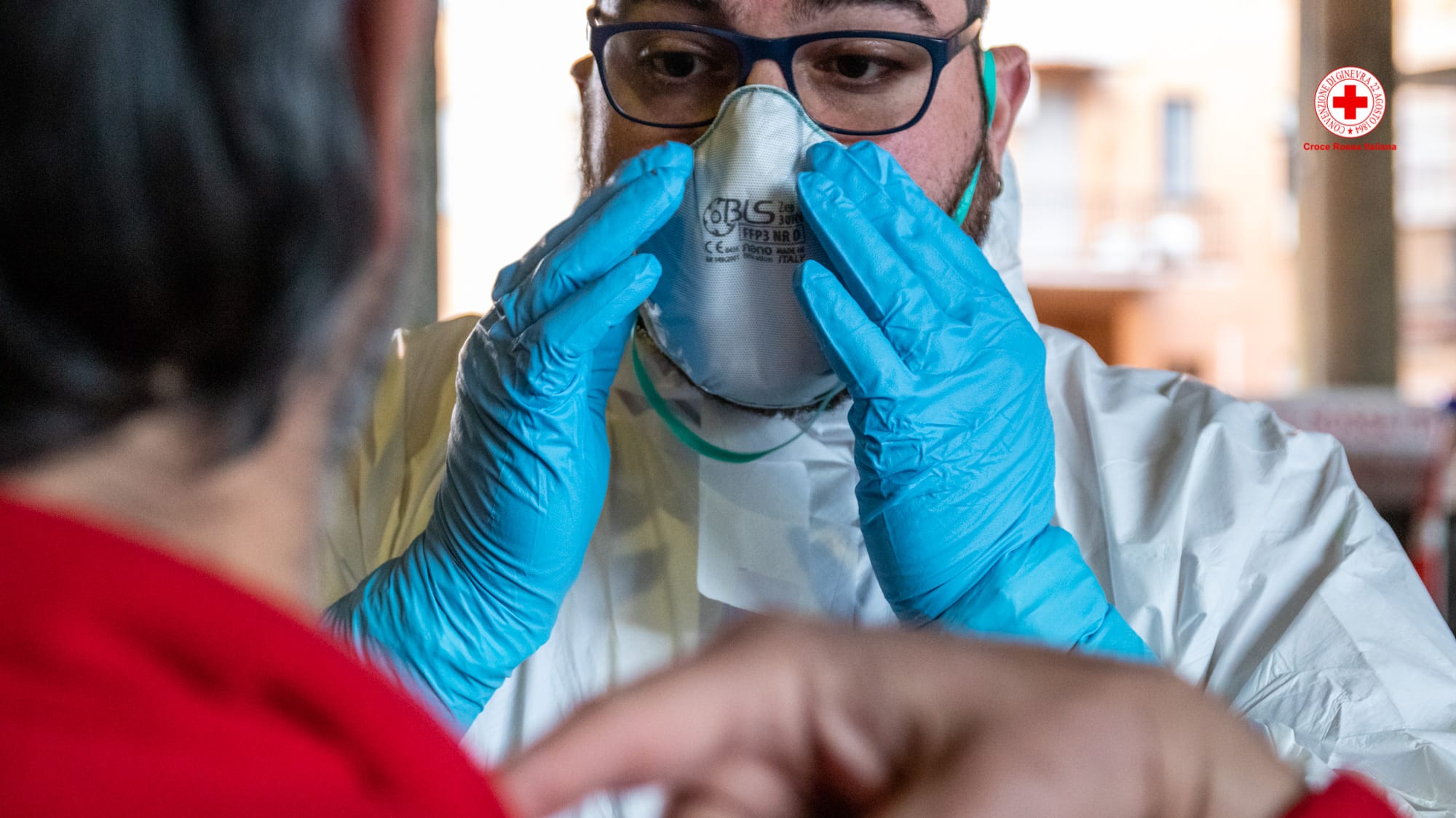 Coronavirus, sulle ambulanze soccorritori con mascherine: conviene abituarsi