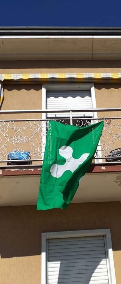 Iniziativa da Lazzate, bandiere della Lombardia esposte per solidarietà