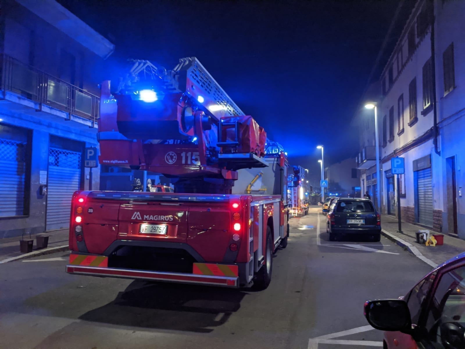 In fiamme il tetto di una villetta: vigili del fuoco a Lomazzo