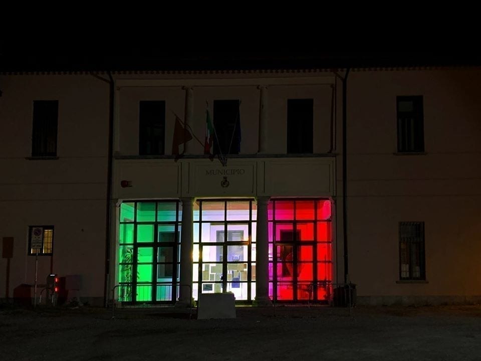 Coronavirus, il Municipio di Gerenzano si è illuminato col tricolore