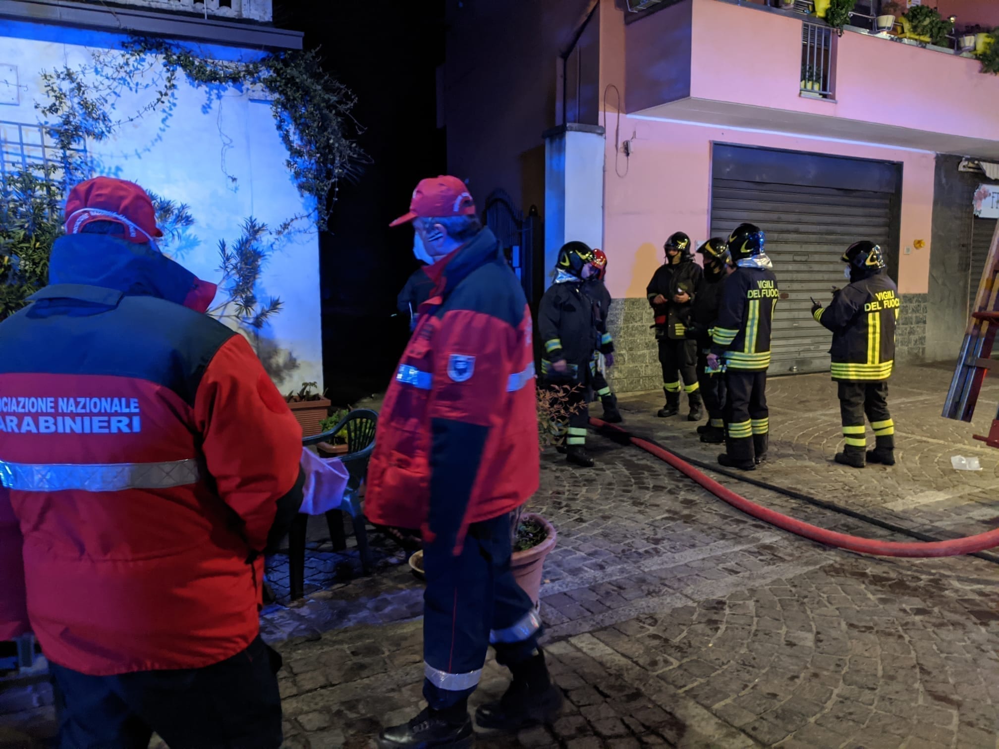 Caronno Pertusella: incendio nel centro storico. Distrutto cascinale rientrati a casa i residenti (foto e video)