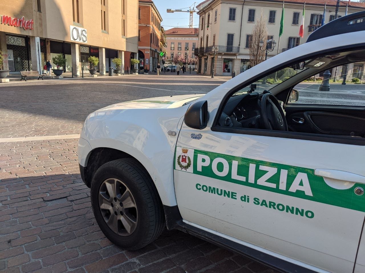 Gran caldo: malore sotto i portici del centro di Saronno, arriva la polizia locale