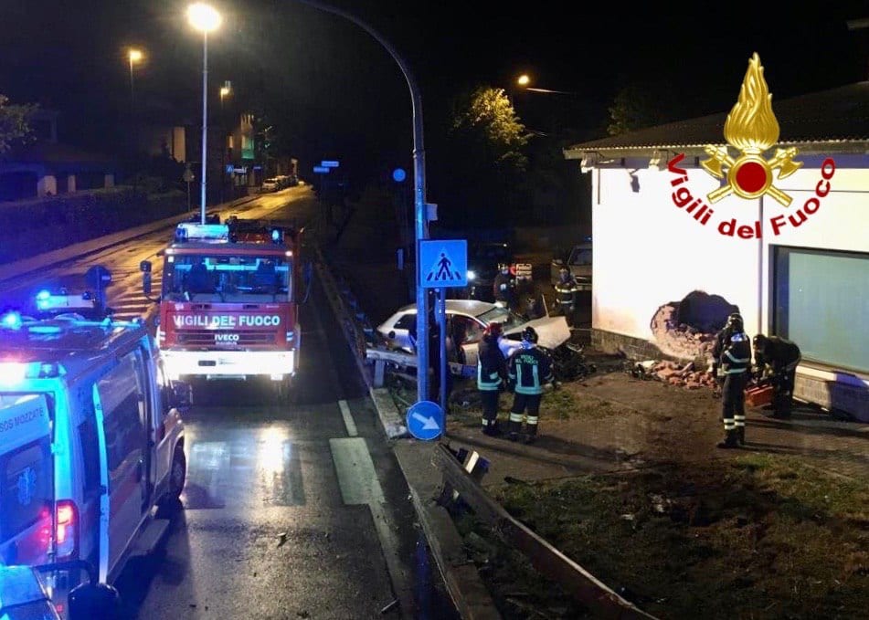 Pompieri di Saronno e di Tradate hanno estratto un 27enne che ha sfondato un muro con l’auto