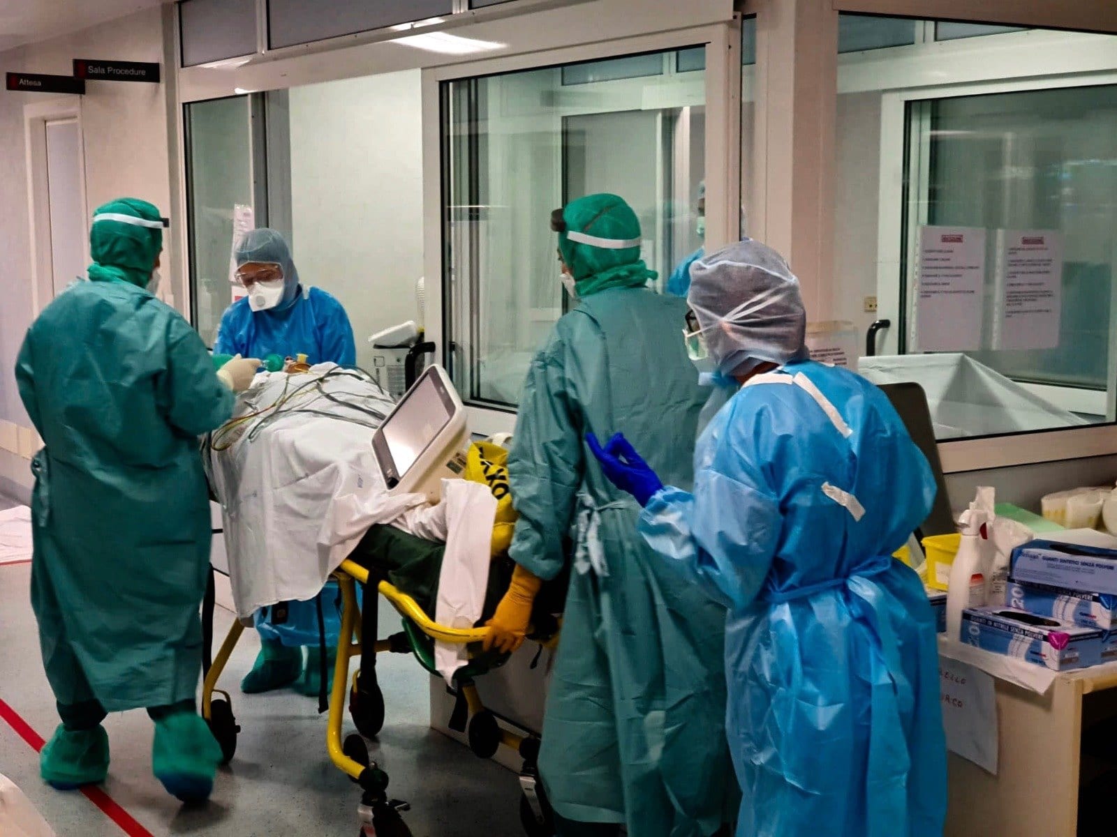 Ospedale di Saronno, trasferiti i pazienti della terapia intensiva Covid. C’è carenza di personale