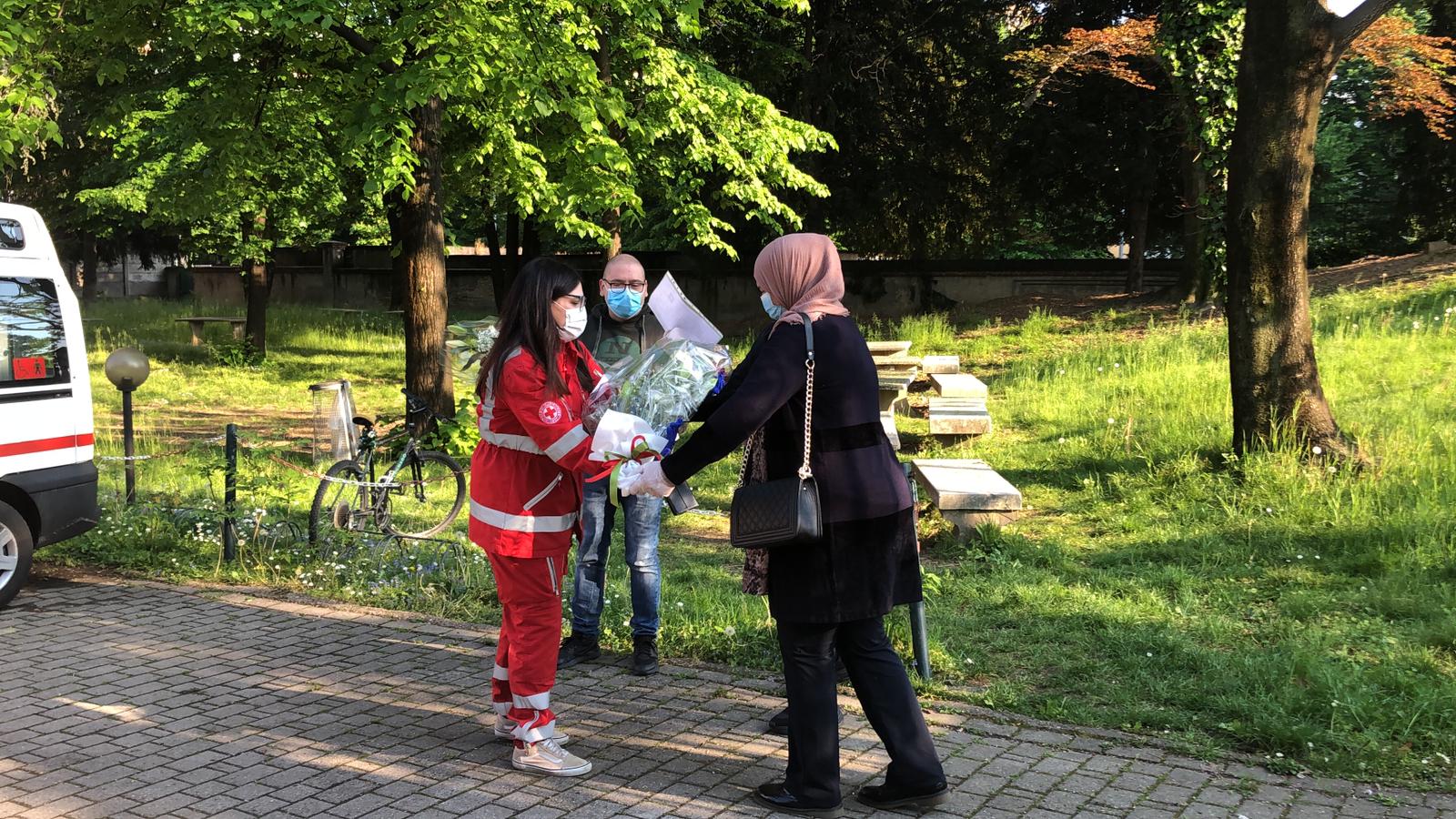 Coronavirus, omaggio floreale dalle donne del centro islamico ai volontari in Croce Rossa