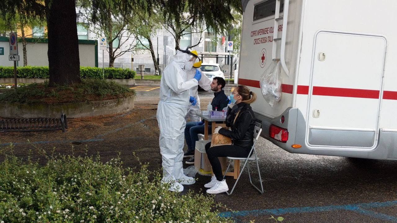 Coronavirus, a Saronno oggi il presidio di Croce Rossa per fare i tamponi al personale sanitario