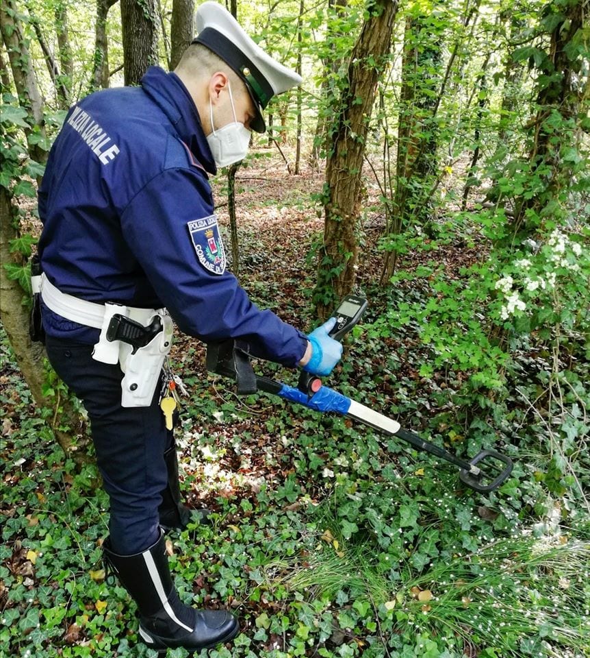 Nei boschi dello spaccio polizia locale col metal detector: spunta pc e… gigantesco machete