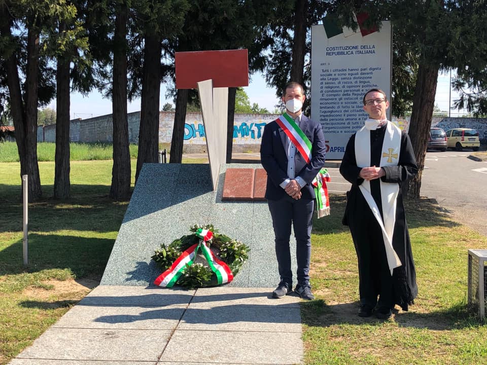 25 aprile: a Cogliate sindaco Basilico e don Mauro posano corona al monumento ai caduti