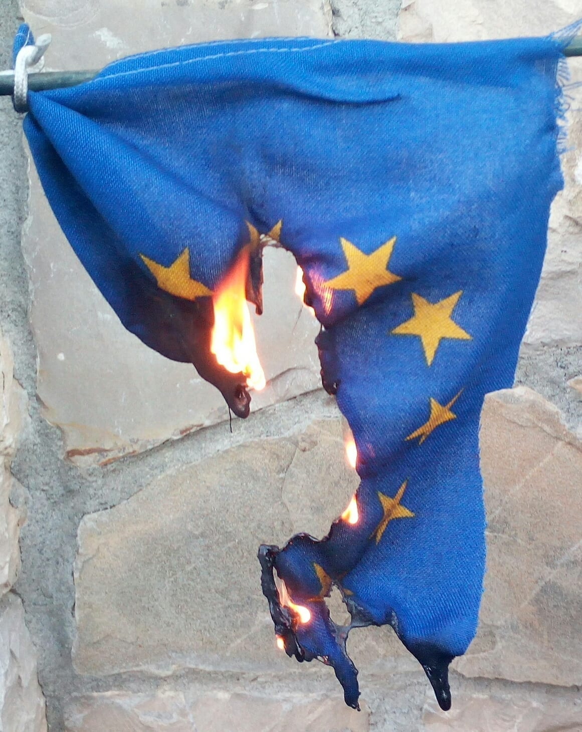 Coronavirus, Saronno: Forza Nuova ha bruciato la bandiera della Ue