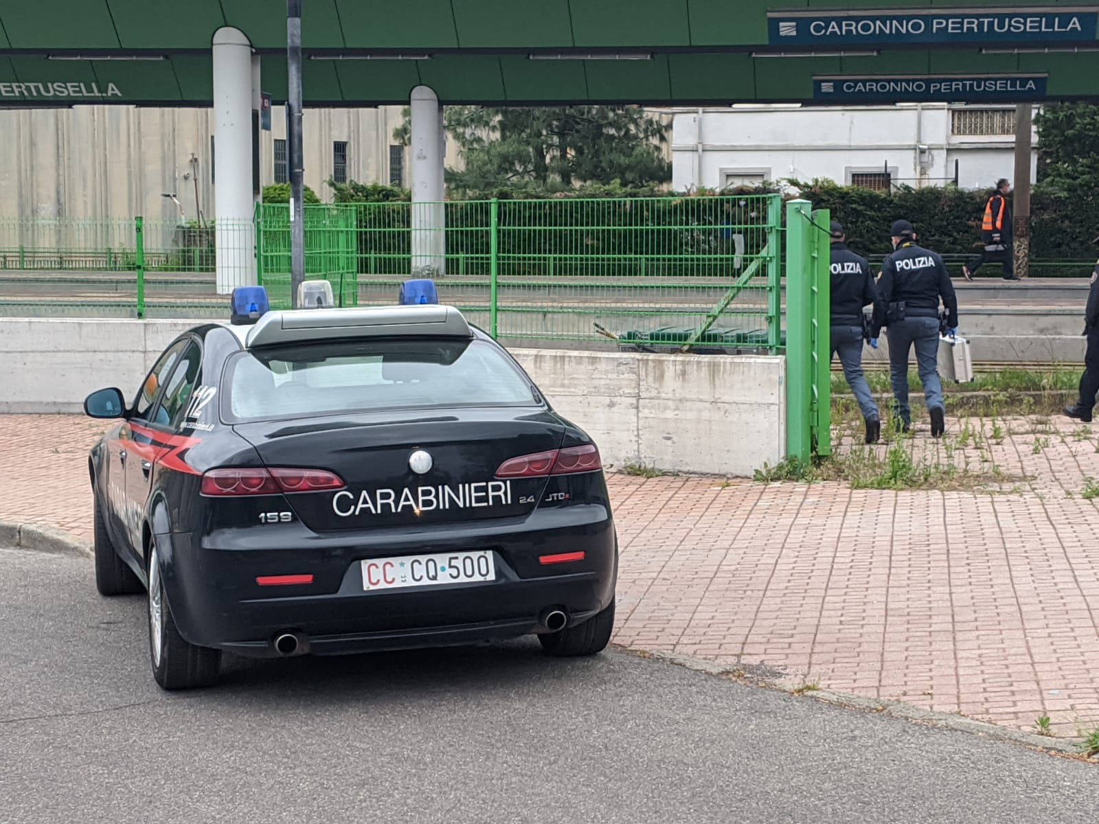 Carabinieri di Saronno alla stazione di Castronno per un uomo investito dal treno. Ritardi sulla linea