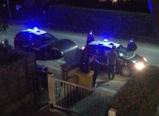 Ladruncolo inseguito dai carabinieri resta infilzato sulla recinzione di una casa
