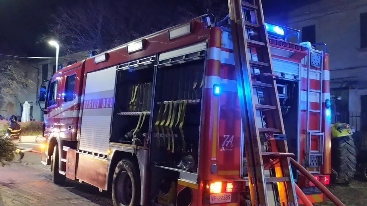 Video: incendio in via Adua a Caronno Pertusella, vigili del fuoco al lavoro
