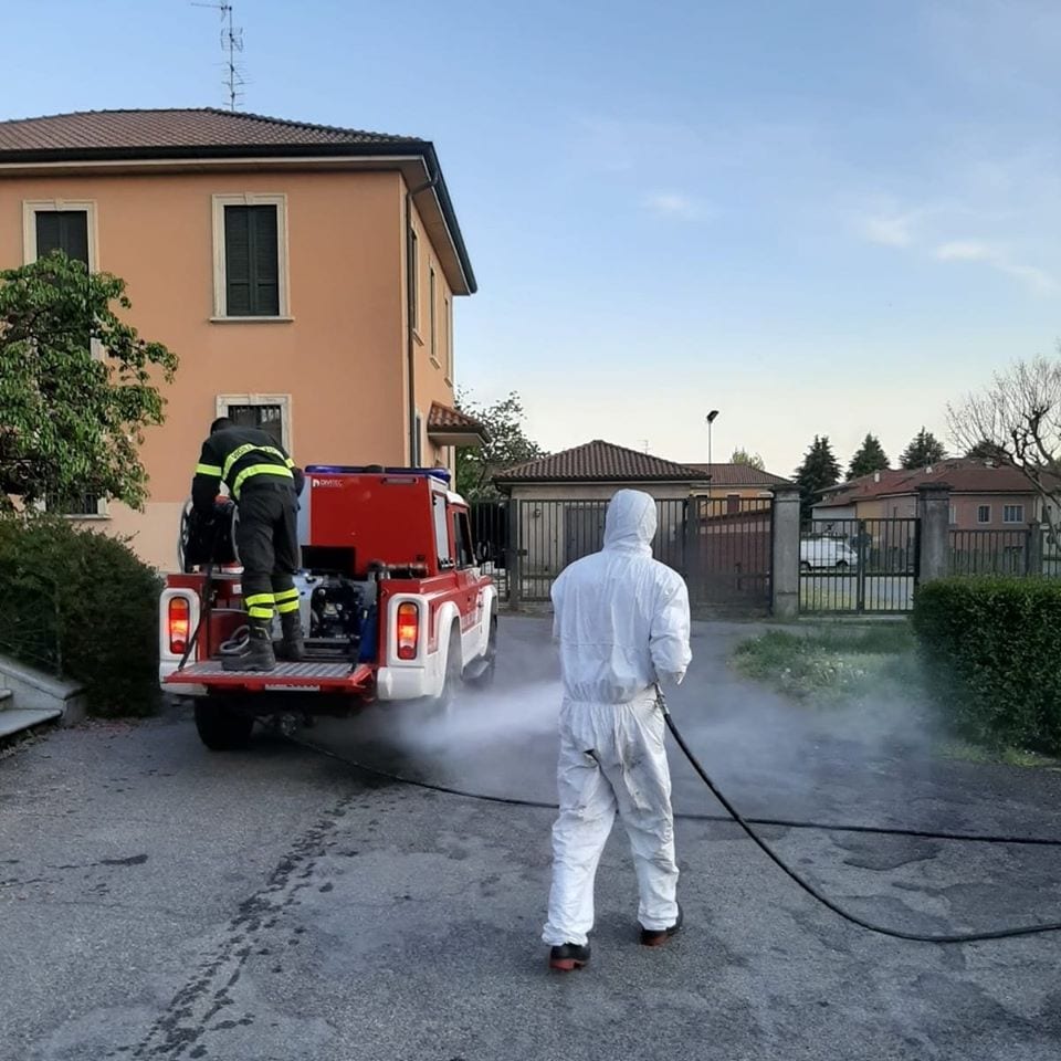 Coronavirus, i pompieri di Lazzate sanificano a Ceriano Laghetto