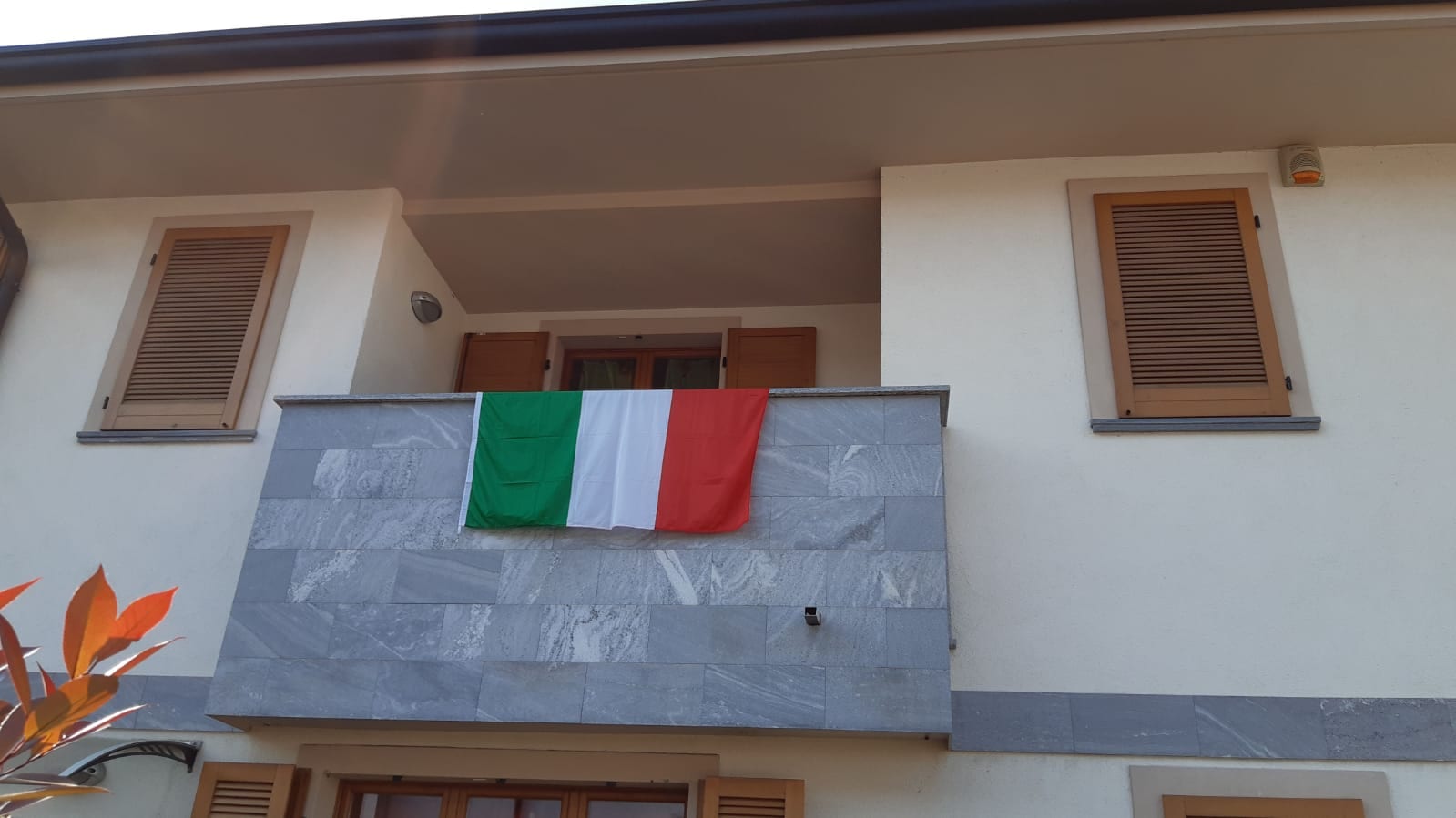 #SolaroTricolore, l’inziativa del sindaco Moretti con le bandiere sui balconi