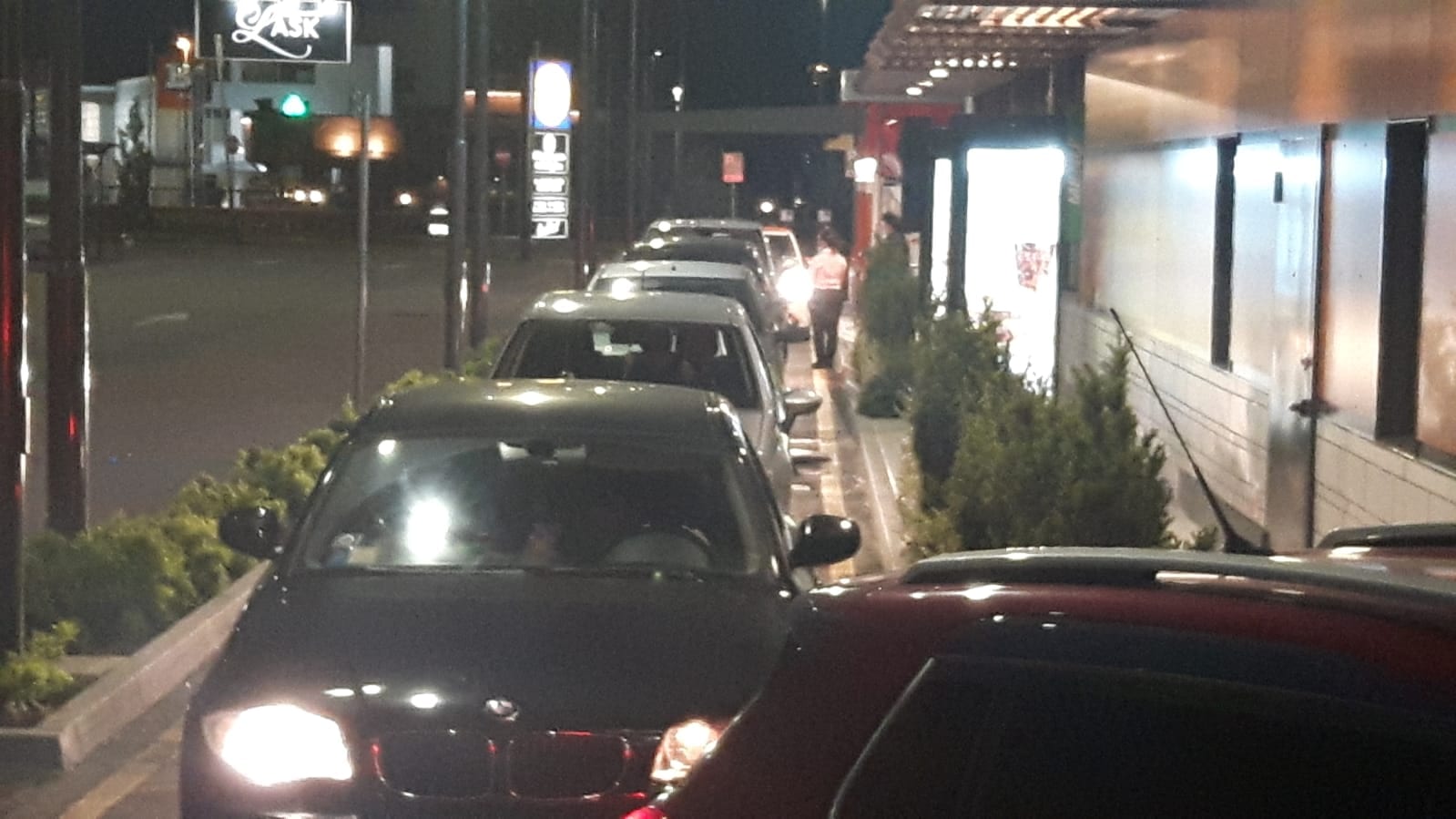 Tutti in coda nella notte per il panino: riaperto il McDonald’s a Gerenzano