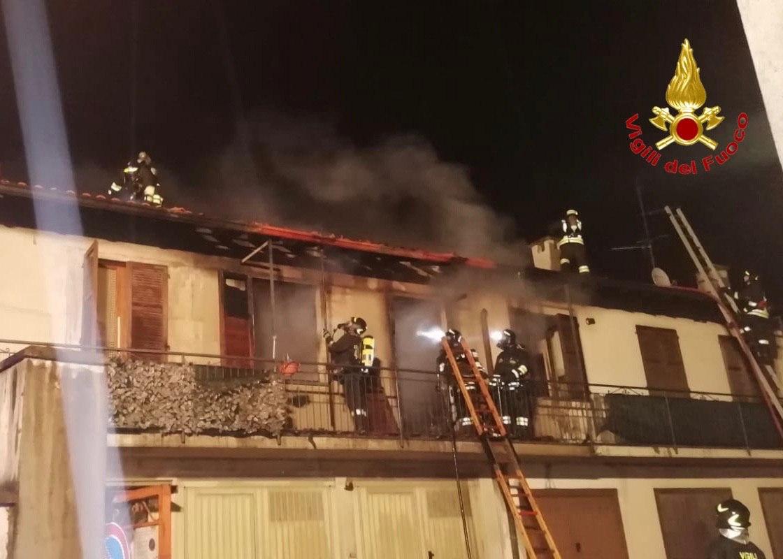 Incendio abitazione a Venegono Inferiore, in fiamme anche il tetto
